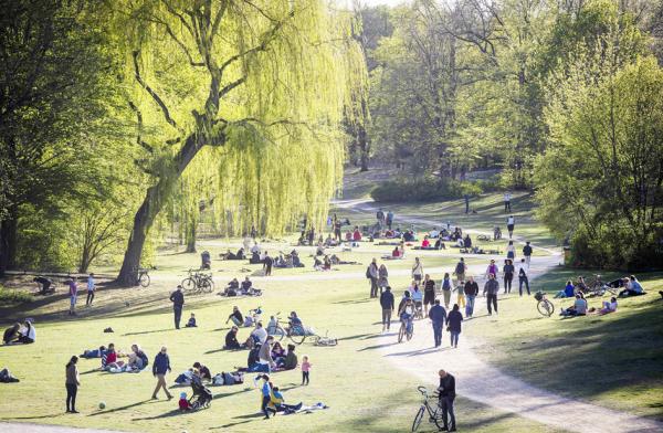 疫情在德国放缓，4月18日，柏林公园里人们享受午后暖阳。（AFP via Getty Images）
