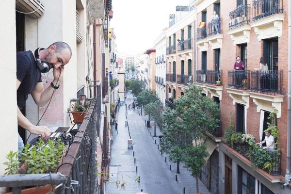 禁足在家的西班牙人，在阳台上交流放松。（Getty Images）