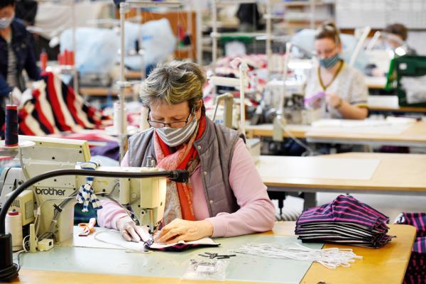 4月22日，法国西北部一家制衣厂裁缝正在缝制布口罩。（AFP via Getty Images）