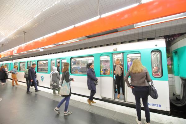 巴黎市内的地铁（123RF）