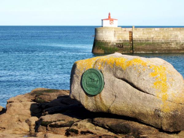 巴夫勒尔码头岩石上的纪念铜牌。铜牌上刻有征服者吉约姆1066年从此地出海前往英格兰时乘坐的船只。这只船由巴夫勒尔村的一个名叫Étienne的青年驾驶。（公有领域）