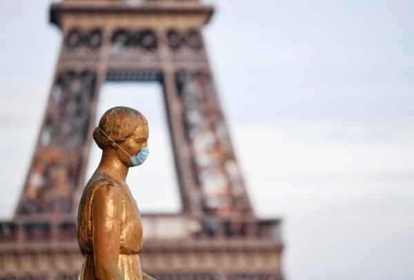 法国禁足令实施期间，巴黎人权广场上的铜像。（AFP/Getty Images）
