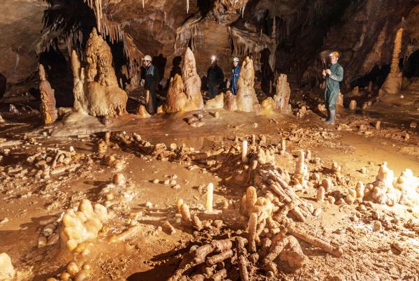 布吕尼凯勒洞穴。（Luc-Henri Fage/SSAC/维基百科：CC BY-SA 4.0）。