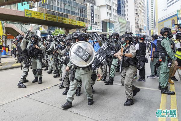 5月24日，港人上街抗争《国安法》，港警布防。（Adrian/看中国）