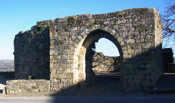 小镇入口处附近的城门是中世纪时期人们根据罗马时期遗留的建筑改造的防御城门（Thierry46/维基百科CC BY-SA 3.0）