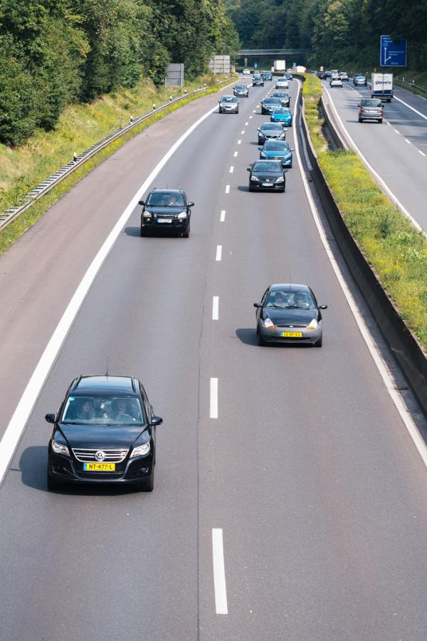 德国高速公路上的汽车（123RF）