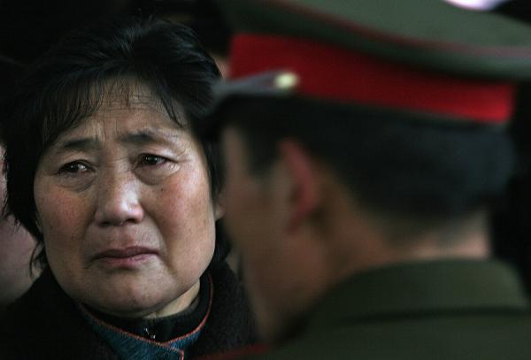 一位中国母亲在和参军的儿子告别时难忍眼泪。（图片来 源：China Photos/Getty Images）