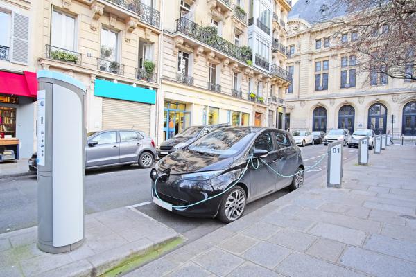 巴黎市的电动车充电站（123RF）