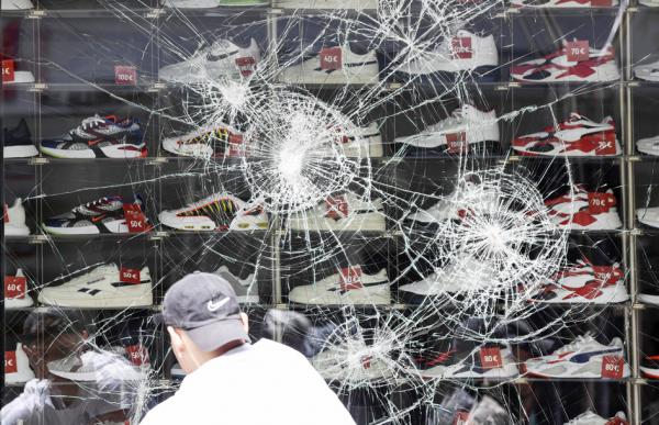 斯图加特暴乱中被砸坏的橱窗（AFP via Getty Images）
