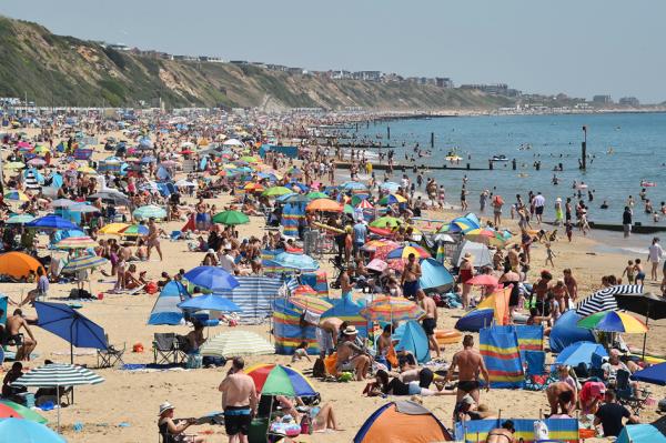 2020年6月25日，英格兰南部伯恩茅斯的博斯科姆海滩上消暑的民众。（AFP/Getty Images）