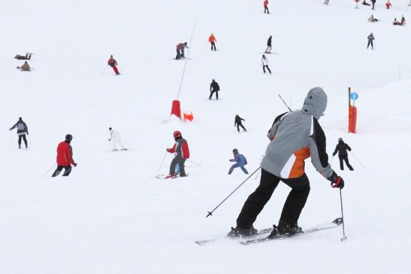 滑雪胜地一到冬天热闹极了。（图片来源：Pixabay）