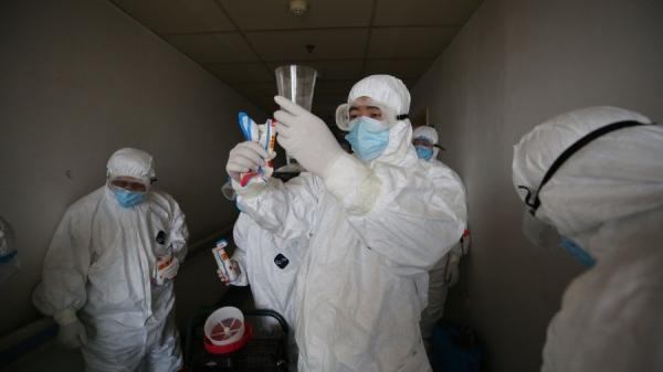 武汉一线医生发现武汉疫情恐再度爆发（图片来源： STR/AFP via Getty Images）