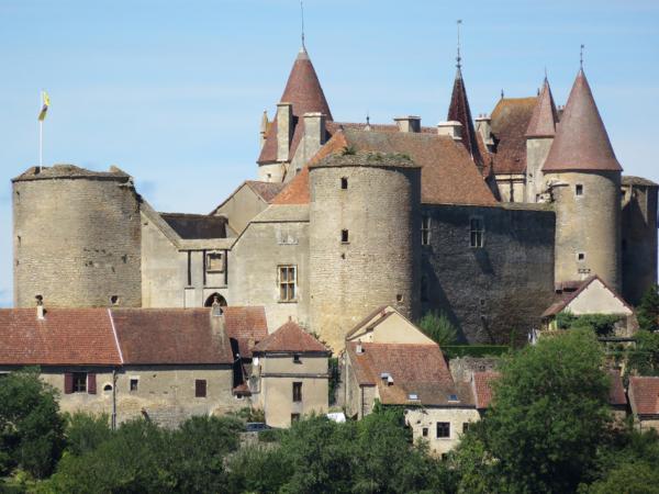 地理位置：法国中东部，科多尔省（Côte-d'Or），勃艮第-弗朗什-孔泰大区（Bourgogne-Franche-Comté）