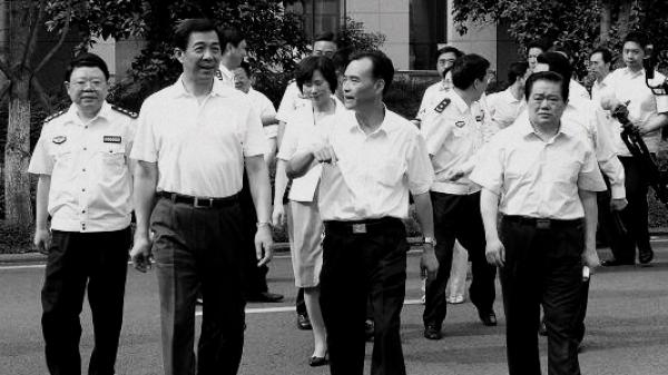 薄熙来（左二）主政重庆后高调开展打黑，重庆司法局原局长文强（左一）被执行死刑。（网络图片）