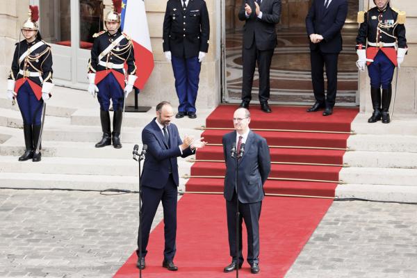 卡斯泰克斯（Jean Castex）接任总理一职，两任总理于7月3日进行了交接仪式。（AFP/Getty Images）