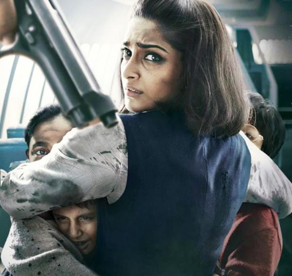 电影《Neerja》中Neerja Bhano保护三个孩子。（Getty Images）