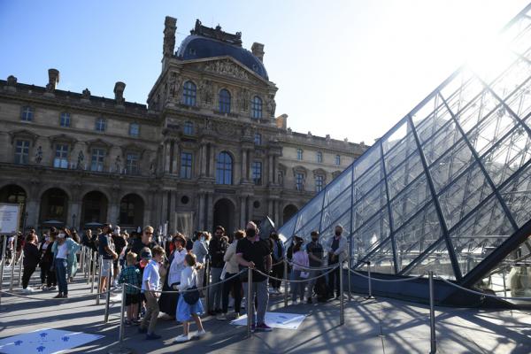 巴黎卢浮宫重新对游客开放，图为7月6日等待进入的游客。（Getty Images）