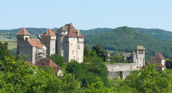 屈尔蒙特镇远景中的圣-希勒尔城堡和普拉斯城堡（MOSSOT/维基百科CC BY-SA 3.0）