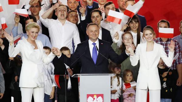 7月13日，波兰国家选举委员会公布，现任的波兰总统杜达（Andrzej Duda）以微弱的优势成功连任。（AFP/Getty Images）