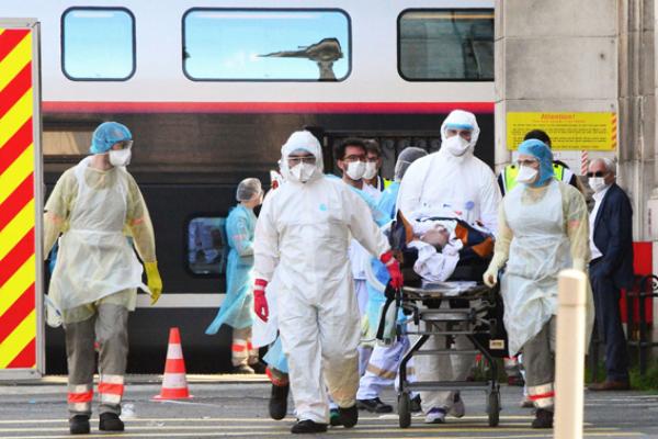 在波尔多火车站，医护人员抢救护送感染Covid-19病毒的病人（AFP/Getty Images）