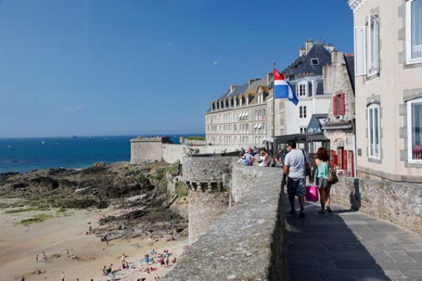 法国布列塔尼地区的观光地——中世纪古城圣马洛（Saint Malo），有保留完整的古时抵御海盗的城墙。（摄影：李牧/看中国）