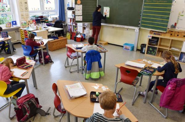 德国小学课堂，因应疫情，学生们保持社交距离。（AFP via Getty Images）