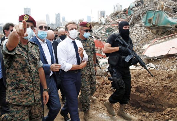 法国总统马克龙（中）于8月6日来到黎巴嫩首都贝鲁特的爆炸现场。（AFP/Getty Images）