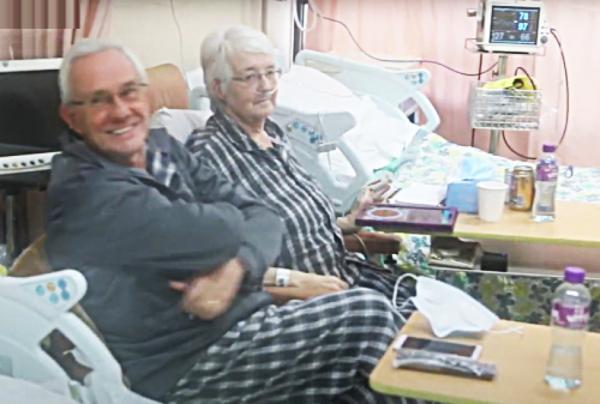 英国老夫妻Jane和Peter意外感染武汉肺炎，在港留医50日终于康复。（网络截图）