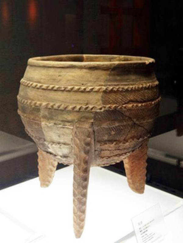河南偃师出土的新石器时代的陶鼎。（公有领域）