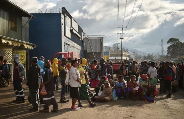 2018年11月22日，巴布亚新几内亚西部高地哈根山的一条街道上的民众。（图片来源：PETER PARKS/AFP via Getty Images）