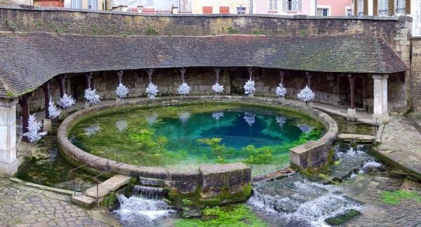 法国神秘的古泉池（图片来源：wikimedia/Velvet/CCO)