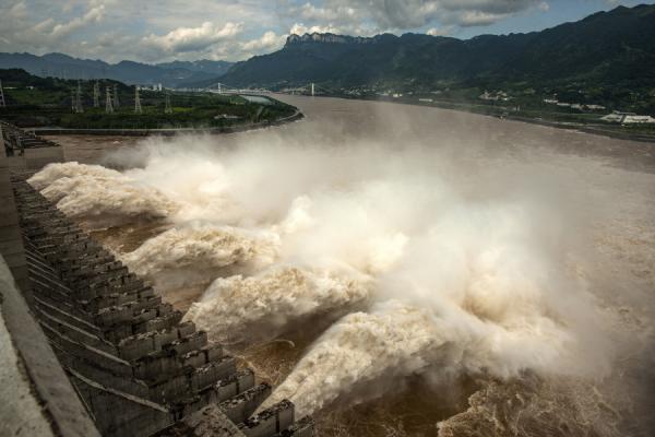  2020年7月19日，三峡大坝在泄洪。（图片来源：STR/AFP/Getty Images）