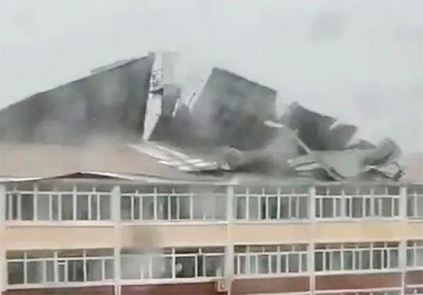 9月3日，吉林珲春一房屋的楼顶被吹翻。（视频截图）