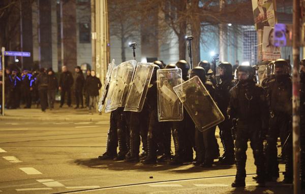 莱比锡骚乱中警察维持秩序。（STRINGER/AFP via Getty Images）