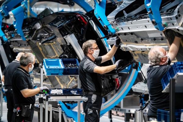 德国工人在组装汽车。（Lennart Preiss/Getty Images）