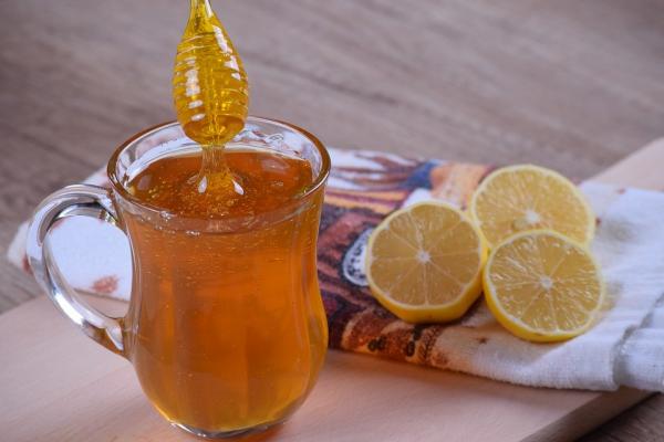 日常生活中，我们可以多饮用蜂蜜柠檬水来保护自己的肝脏。