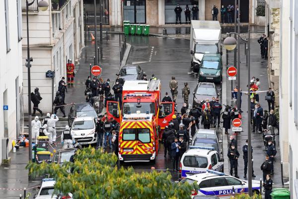 9月25日，位于巴黎11区的《查理周刊》旧址发生持刀砍人事件，两人受伤。（ALAIN JOCARD/AFP via Getty Images）
