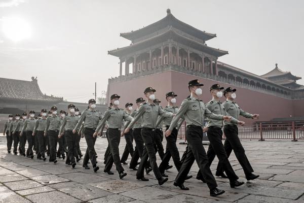 2020年5月，全国政协会议在北京举行开幕式时，一队军人在紫禁城入口旁行进。（NICOLAS ASFOURI/AFP via Getty Images） 