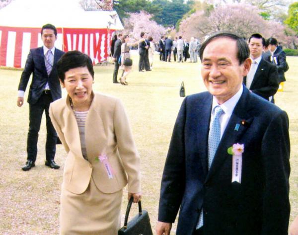 日本新首相菅义伟和妻子真理子