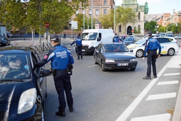 马德里实施封锁令，警察控制交通。（OSCAR DEL POZO/AFP via Getty Images）