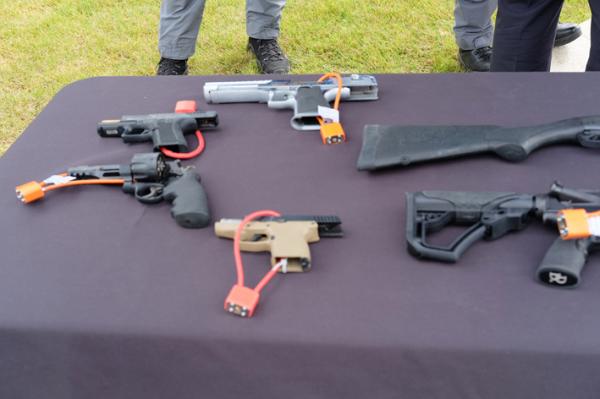 警方展示缴获的武器。