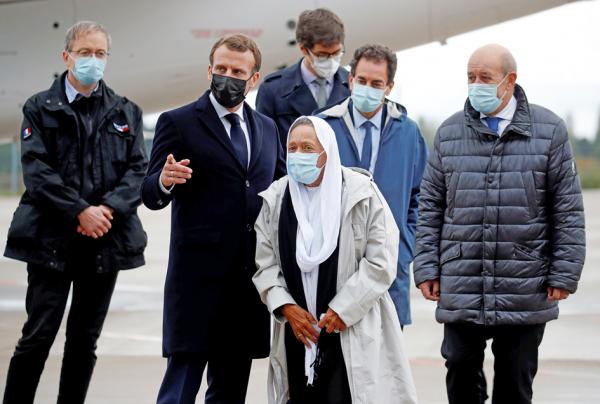 10月9日，索菲•彼得罗尼（Sophie Pétronin）女士抵达巴黎南郊的维拉库布莱（Villacoublay）空军基地。（GONZALO FUENTES/POOL/AFP via Getty Images)
