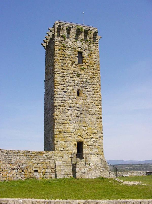 小镇上12世纪的塔楼（Association garde/Wikipedia/CC BY-1.0）