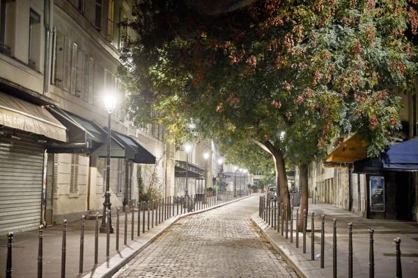 10月17日宵禁第一夜，一条空旷无人的巴黎街道（Kiran Ridley/Getty Images）