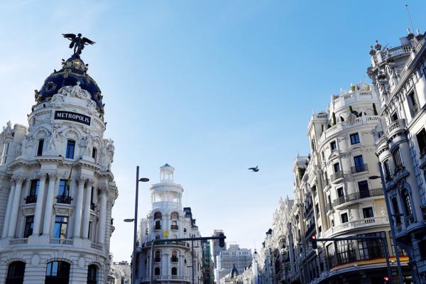 10月16日马德里市中心主要街道。受疫情影响，西班牙经济萎靡。（GABRIEL BOUYS/AFP via Getty Images）