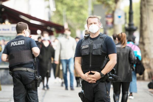 柏林街头，警察实施更严格的疫情控制措施。（STEFANIE LOOS/AFP via Getty Images）