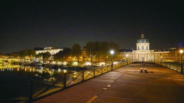 10月17日，巴黎实施宵禁，塞纳河艺术桥（Pont des Arts）上空无一人。（Kiran Ridley/Getty Images） 