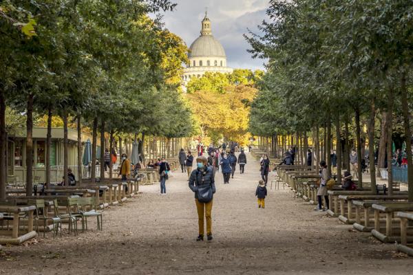 10月10日巴黎卢森堡公园，戴着口罩的市民（123RF）
