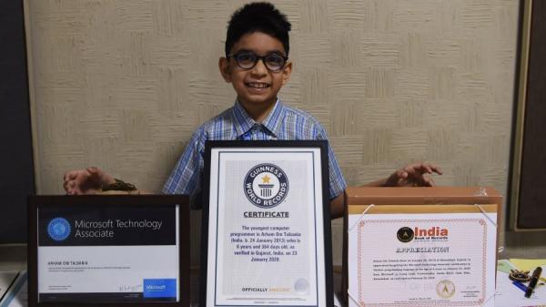 印度6岁男童阿尔哈姆·塔尔萨尼亚，被吉尼斯世界纪录评为最年轻的计算机程序员，2020年11月9日，他手持证书在艾哈迈达巴德的Udgam儿童学校合影。(图片来源：SAM PANTHAKY/AFP via Getty Images)