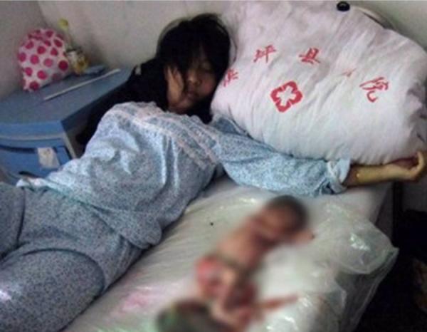 2012年6月份，陕西镇坪县怀孕7个多月的孕妇因交不起4万元计生罚款，被强制堕胎（图片来源：推特）